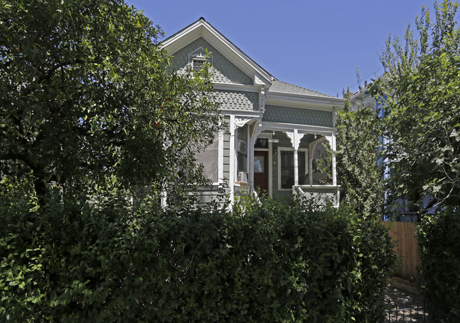 'p' St. Manor Apartments in Sacramento, CA - Building Photo - Building Photo