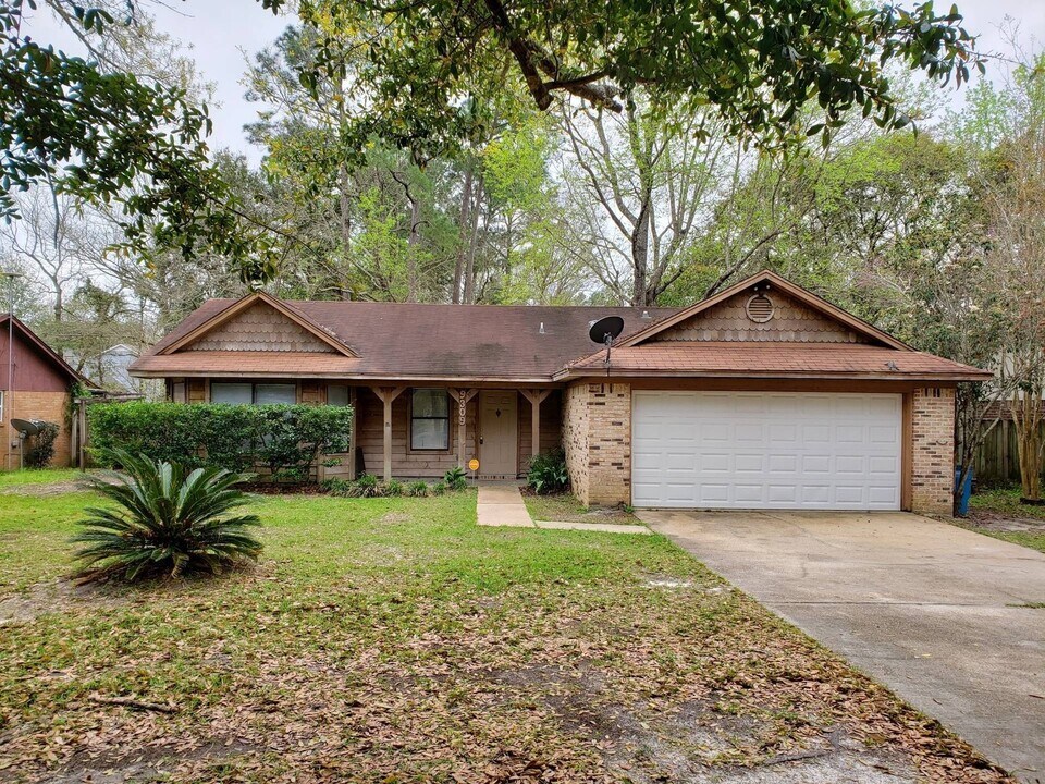 9309 Pointe Aux Chenes Rd in Ocean Springs, MS - Building Photo