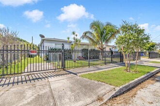 1176 NW 48th St in Miami, FL - Building Photo - Building Photo