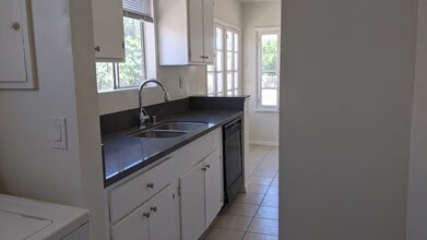 2213 Carmona Ave in Los Angeles, CA - Building Photo - Building Photo
