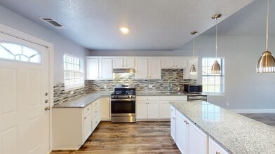 Spacious Victory Gardens home near Trammell Crow Park in Dallas, TX - Foto de edificio - Building Photo