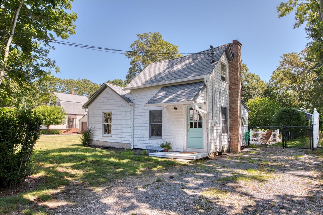 34 Sound Rd in Greenport, NY - Building Photo