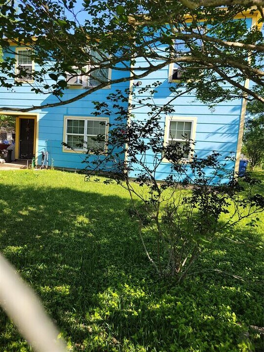 1202 4th St N in Texas City, TX - Building Photo