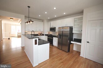 43121 Shadow Terrace in Leesburg, VA - Building Photo - Building Photo