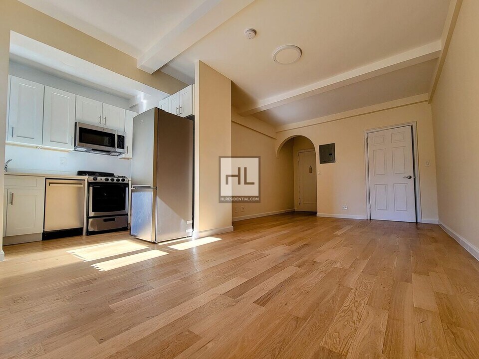 850 Amsterdam Ave in New York, NY - Building Photo