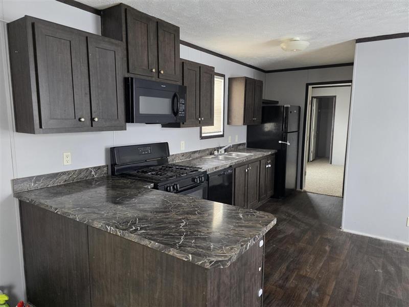 300 Bay Port Cir in Springport, MI - Building Photo