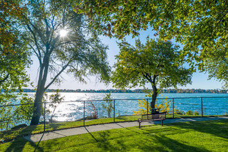 River Towers Senior Apartment in Detroit, MI - Foto de edificio - Building Photo