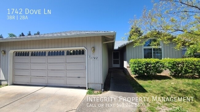 1742 Dove Ln in Medford, OR - Building Photo - Building Photo