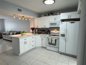 1817 SW 107th Ave in Miami, FL - Building Photo - Building Photo
