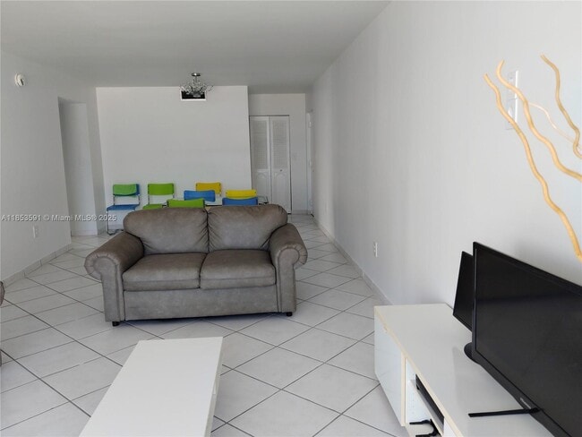 7921 Byron Ave in Miami Beach, FL - Building Photo - Building Photo