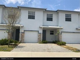 1027 Sweet Lake Cir in Clewiston, FL - Building Photo