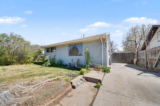 956 Macon St in Aurora, CO - Building Photo - Building Photo