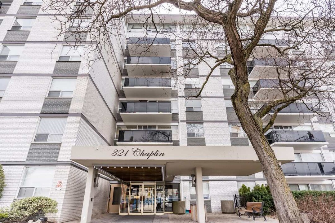 Chaplin Crescent Apartments in Toronto, ON - Building Photo