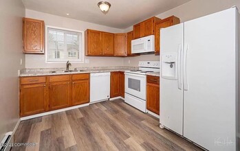 1110 Golden Dawn Cir in Anchorage, AK - Building Photo - Building Photo