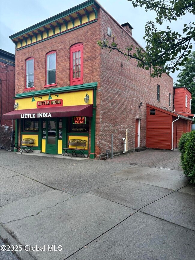 60 Court St in Saratoga Springs, NY - Foto de edificio - Building Photo