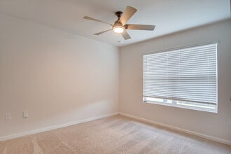 7328 Lakeside Oak Ct in Bellview, FL - Building Photo - Building Photo