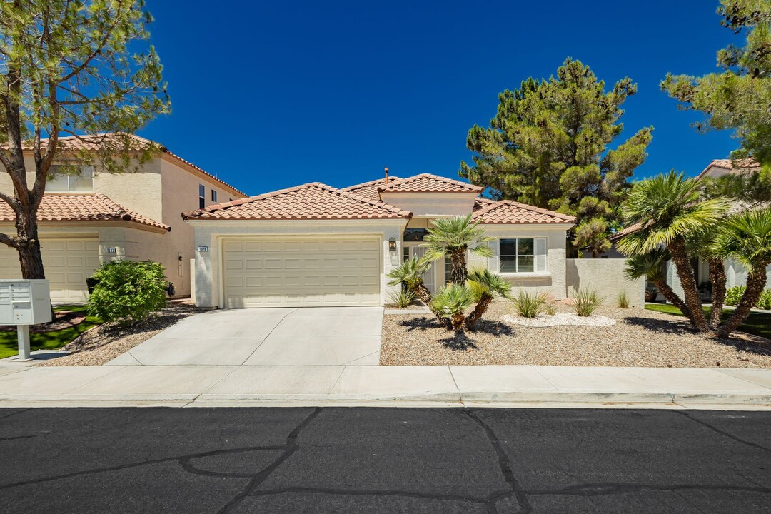 1329 Chaparral Summit Dr in Las Vegas, NV - Building Photo