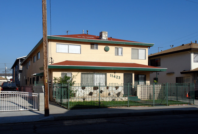 11423 Menlo Ave in Hawthorne, CA - Building Photo - Building Photo