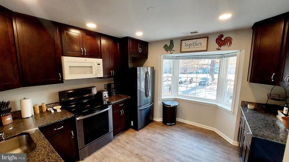 6130 Old Landing Way in Burke, VA - Building Photo