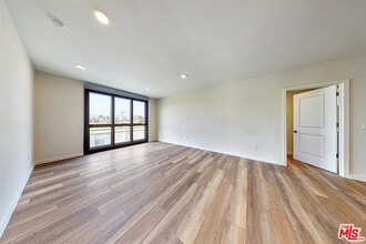 1070 S Bedford St-Unit -405 in Los Angeles, CA - Building Photo - Building Photo