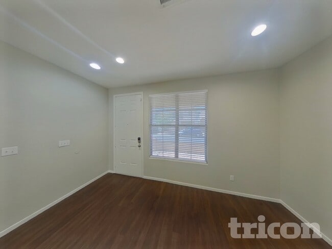 8224 W Sierra Cascade Ct in Las Vegas, NV - Foto de edificio - Building Photo