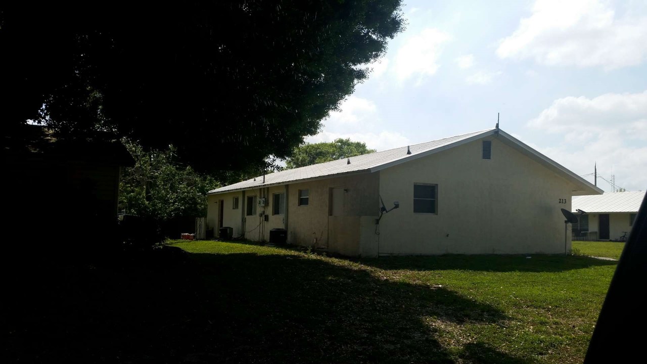 211 10th St NW in Moore Haven, FL - Building Photo