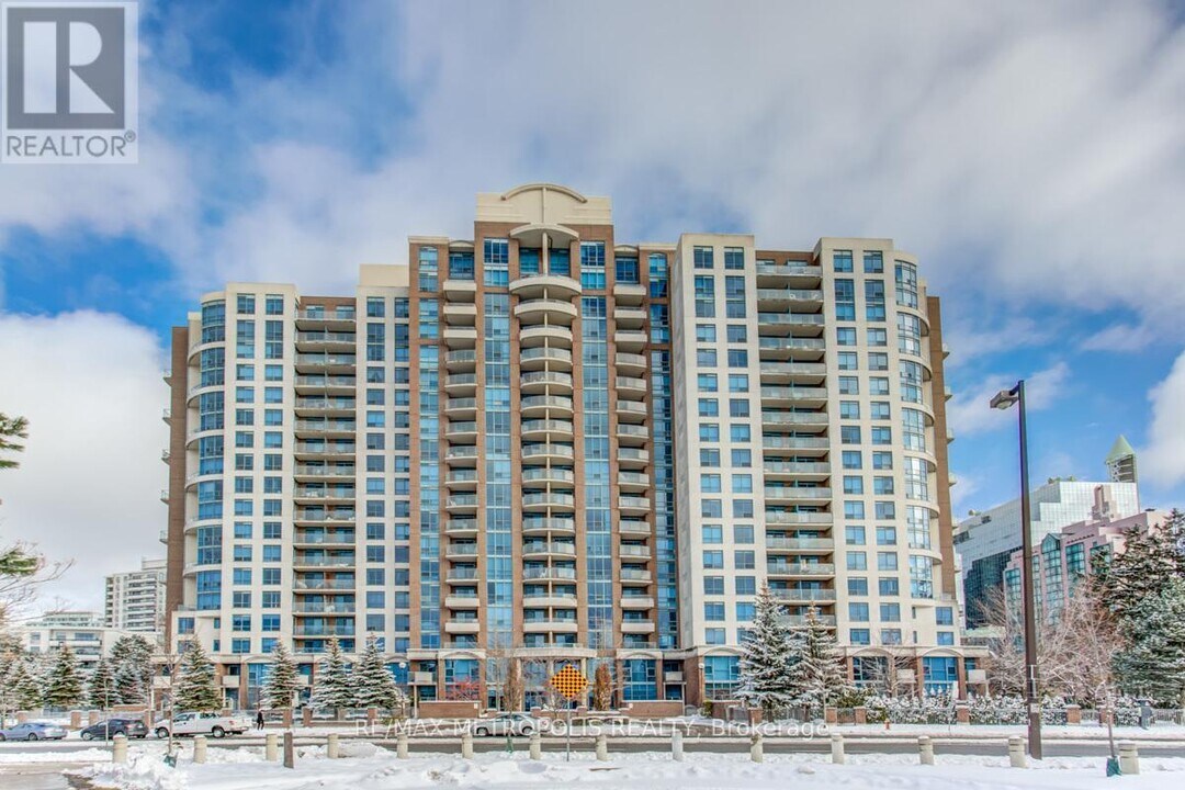 233 Beecroft Rd in Toronto, ON - Building Photo