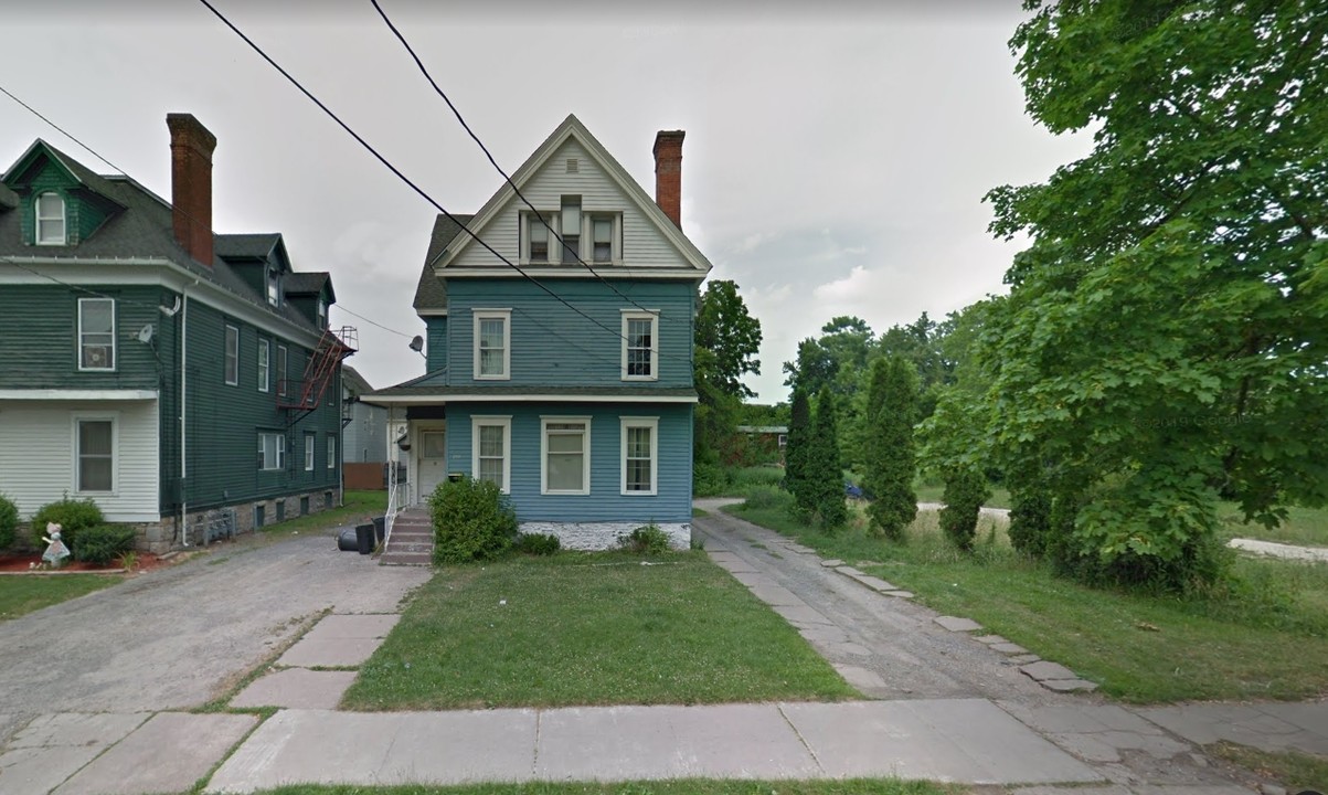 255 Genesee St in Lockport, NY - Foto de edificio