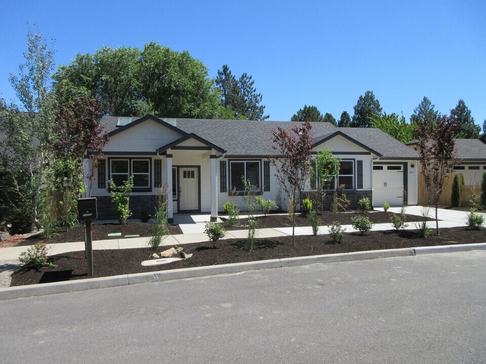 2856 Huettl Ln in Bend, OR - Building Photo