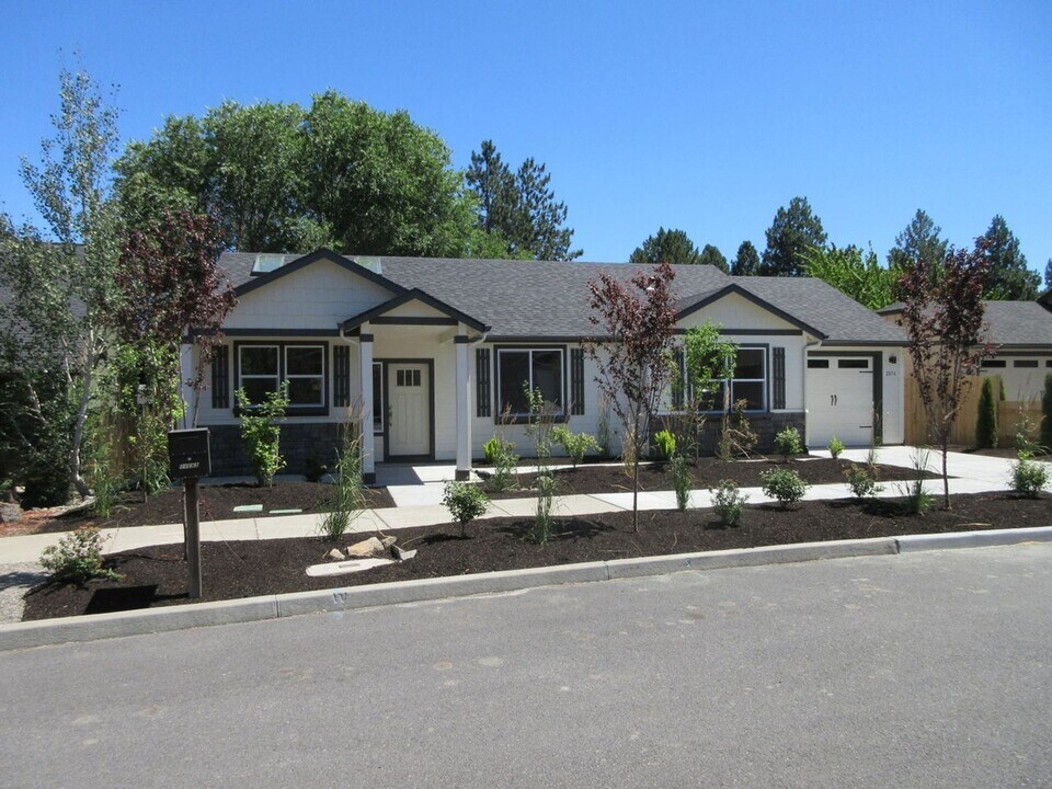 2856 Huettl Ln in Bend, OR - Foto de edificio