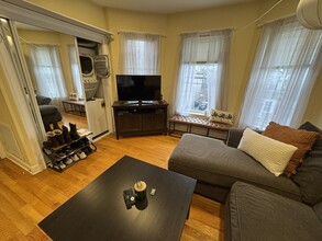 10 Jay St, Unit 2 in Somerville, MA - Building Photo - Building Photo