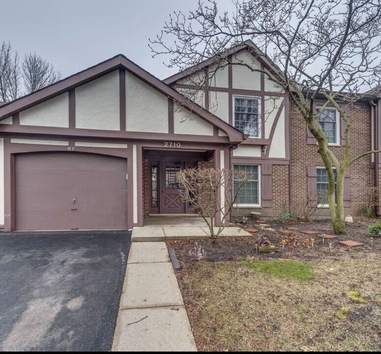 2710 Northampton Dr, Unit 2710 Northampton Unit B2 in Rolling Meadows, IL - Foto de edificio