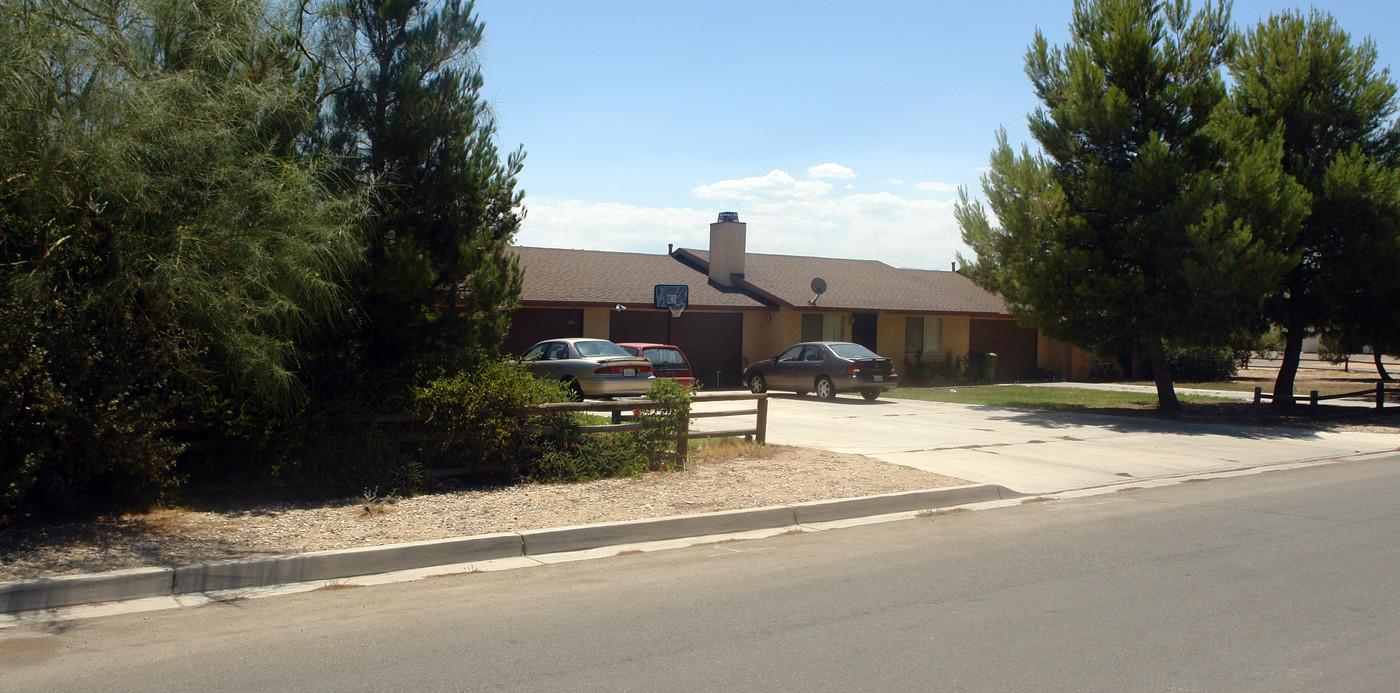 13061 Mohawk Rd in Apple Valley, CA - Foto de edificio