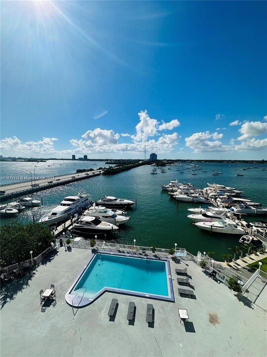 7904 West Dr, Unit 711 in North Bay Village, FL - Foto de edificio