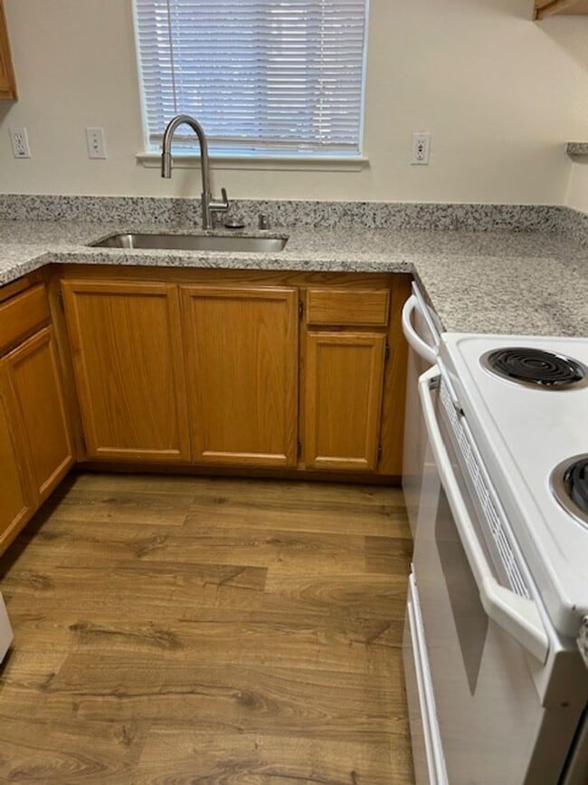 583 E Jasmine Cir in Santa Rosa, CA - Building Photo - Building Photo