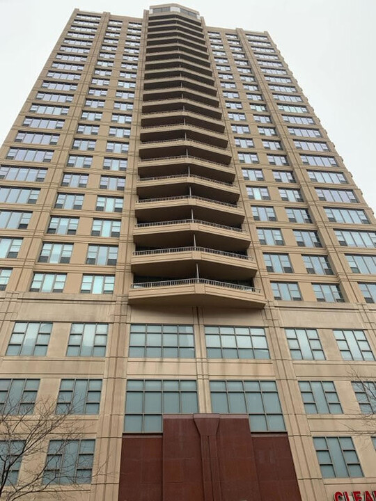 200 N Jefferson St in Chicago, IL - Building Photo