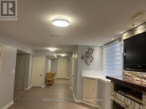 19 Sophia Crescent in Kitchener, ON - Building Photo - Building Photo