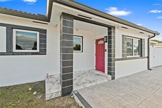 8300 NW 35th Pl in Miami, FL - Foto de edificio - Building Photo