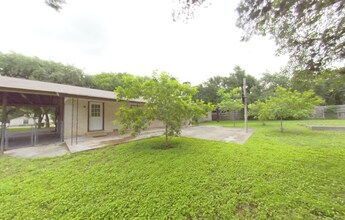 109 Suttles Ave in San Marcos, TX - Building Photo - Building Photo