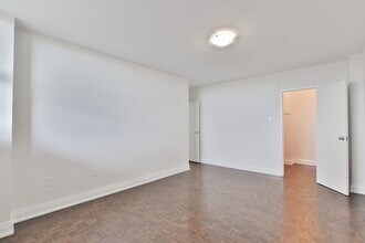 185 Shaughnessy Blvd in Toronto, ON - Building Photo - Building Photo