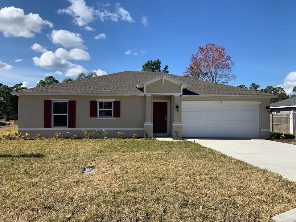 18 White Hurst Ln in Palm Coast, FL - Building Photo