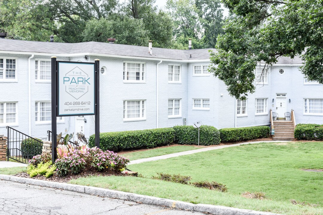 Park at Peachtree Memorial in Atlanta, GA - Foto de edificio