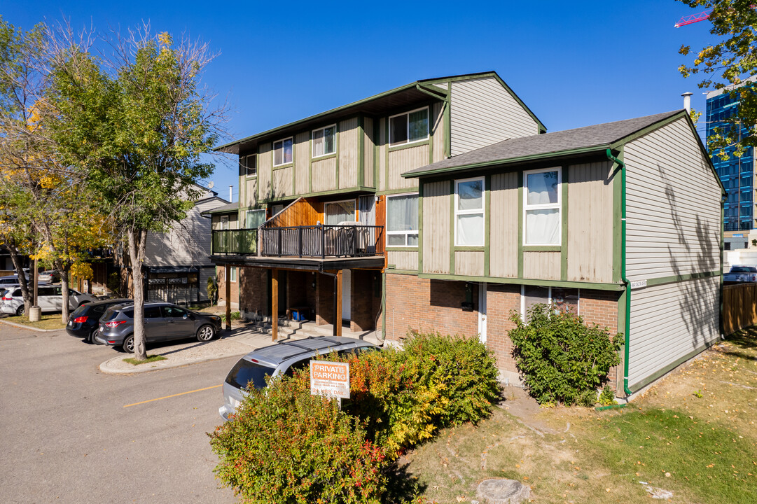 4842-4848 Dalton Dr NW in Calgary, AB - Building Photo