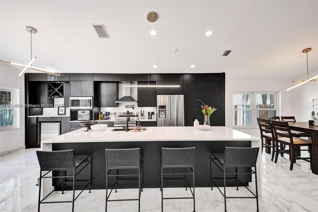 204 Cameron Dr in Weston, FL - Building Photo