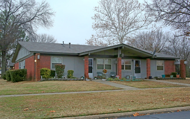 Village West Apartments in Sallisaw, OK - Foto de edificio - Building Photo