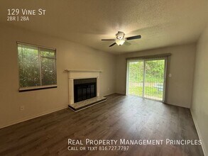 129 Vine St in Platte City, MO - Building Photo - Building Photo