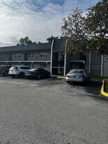 8060 N Colony Cir in Tamarac, FL - Building Photo