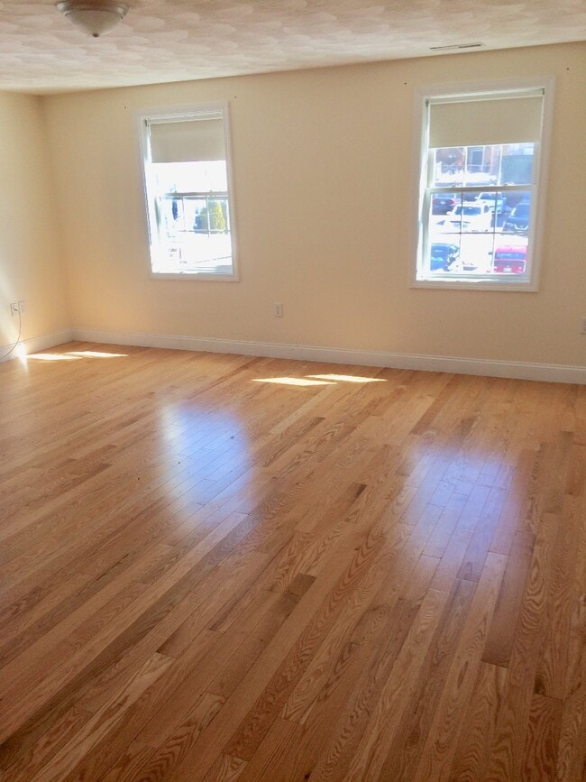 3 Hill Ct, Unit B-J in Stoneham, MA - Building Photo - Building Photo