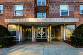 730 Pelham Rd in New Rochelle, NY - Building Photo - Building Photo