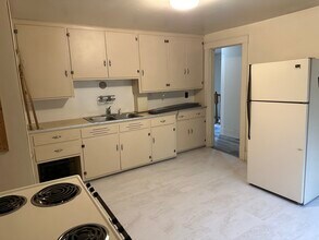 1221 Summit St in Eau Claire, WI - Building Photo - Building Photo
